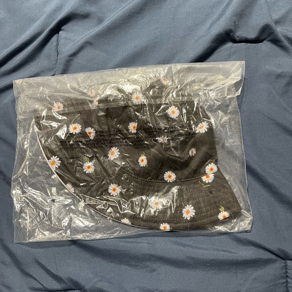 Alice + Olivia Daisy Reversible Bucket Hat 👒 Spring/Summer Season Accessories - Picture 5 of 5